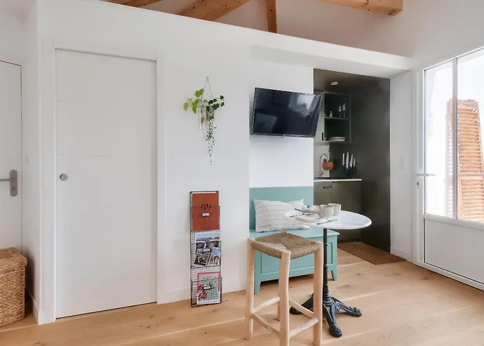 D'architecte Avec Piscine Chauffee Et Jardin 度假居