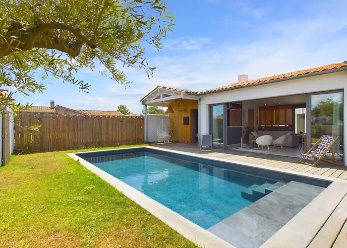 D'architecte Avec Piscine Chauffee Et Jardin 度假居