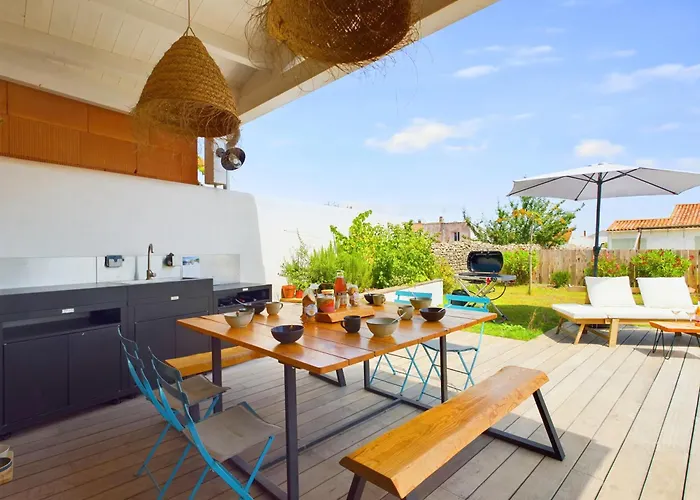 D'architecte Avec Piscine Chauffee Et Jardin 度假居