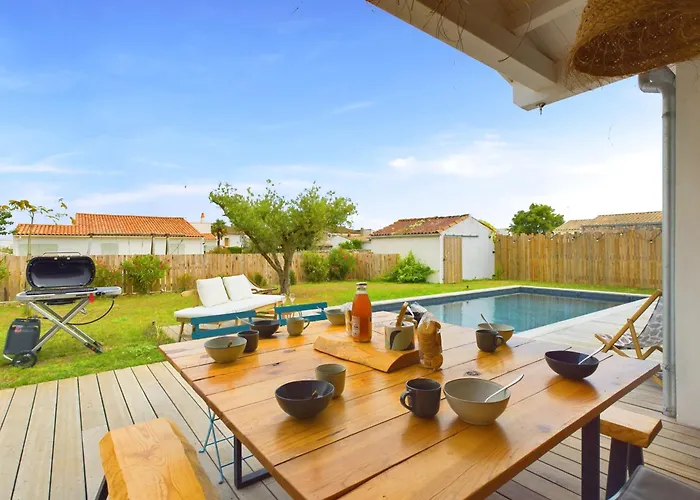 D'architecte Avec Piscine Chauffee Et Jardin 度假居