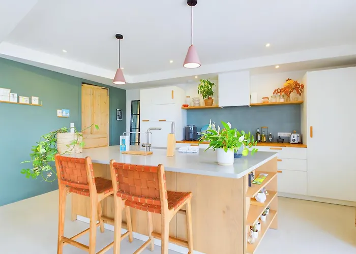 D'architecte Avec Piscine Chauffee Et Jardin 度假居